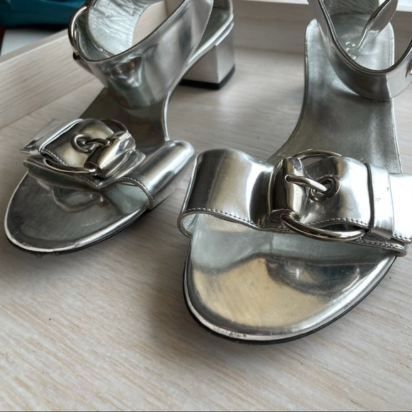 Authentic Gucci silver buckle strapped sandal with block heel - Picture 3 of 13